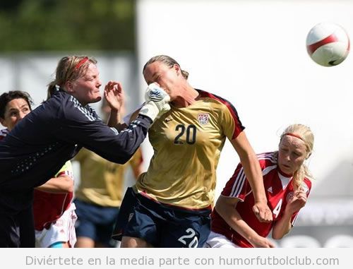 Chicas jugando a fútbol portera da puñetazo