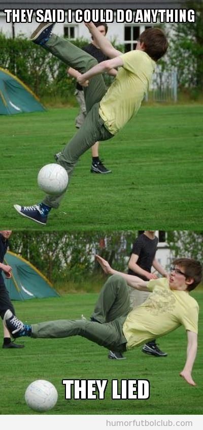 Foto graciosa de un chico friki jugando a fútbol que hace un fail