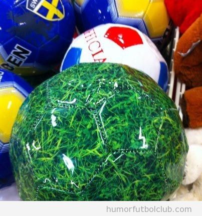 Balón de fútbol ninja con el mismo estampado que el césped