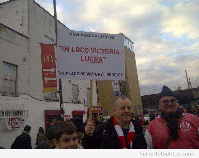 Fans del Arsenal con una pancarta en latín