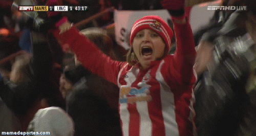 Gif animado de una chica mexicana en a celebración de un gol
