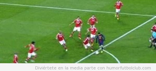 Foto de Messi solo ante siete jugadores del Benfica
