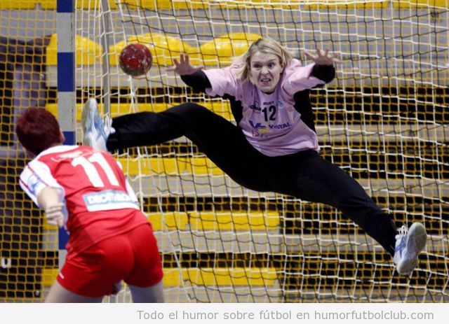 Imagen graciosa de una portera de balonmano parándose un gol