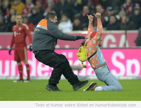Imagen divertida de un invasor de campo en el Bayern - Dortmund con una mochila de Pikachu