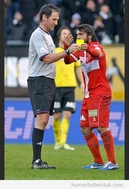 Gennaro Gattuso le quita de las manos la tarjeta amarilla al árbitro en el Young Boys vs Sion