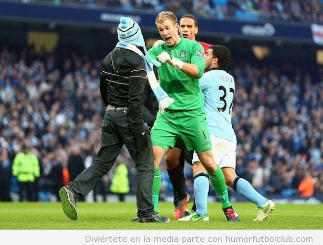 Joe Hart, portero del Manchester Cirty, defiende a Rio Ferdinand de ser atacado por un fan del City