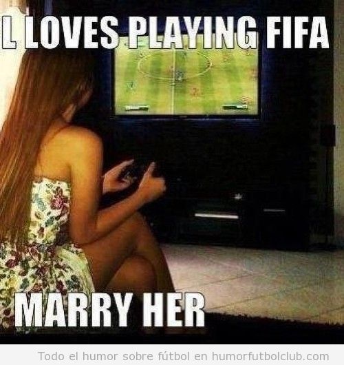 Chica de mis sueños jugando al FIFA 13