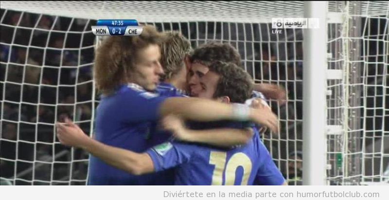 David Luiz, Oscar y Mata abrazan a Torres después de meter un gol con el Chelsea