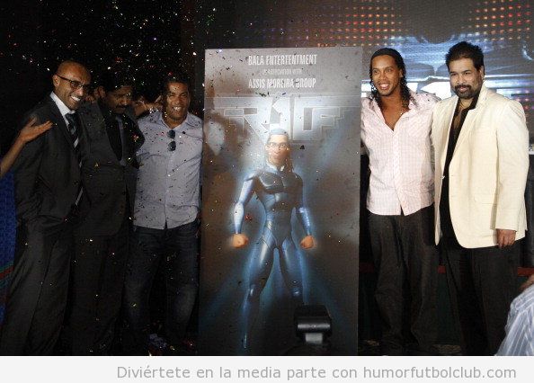 Ronaldinho con el cartel de la pelicula de animación protagonizada por él