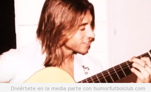 Sergio Ramos tocando la guitarra de joven