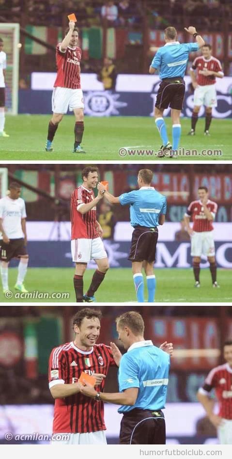 Imagenes graciosas de Van Bommel sacándole una tarjeta roja al árbitro