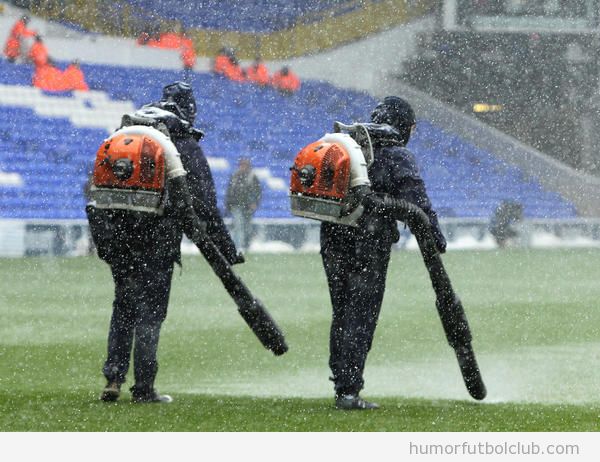 Foto graciosa de Csazafantasmas limpiando el campo del Tottenham de nieve