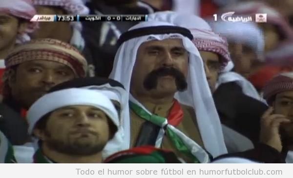 Aficionado de UAE vs Kuwait con un gran bigote