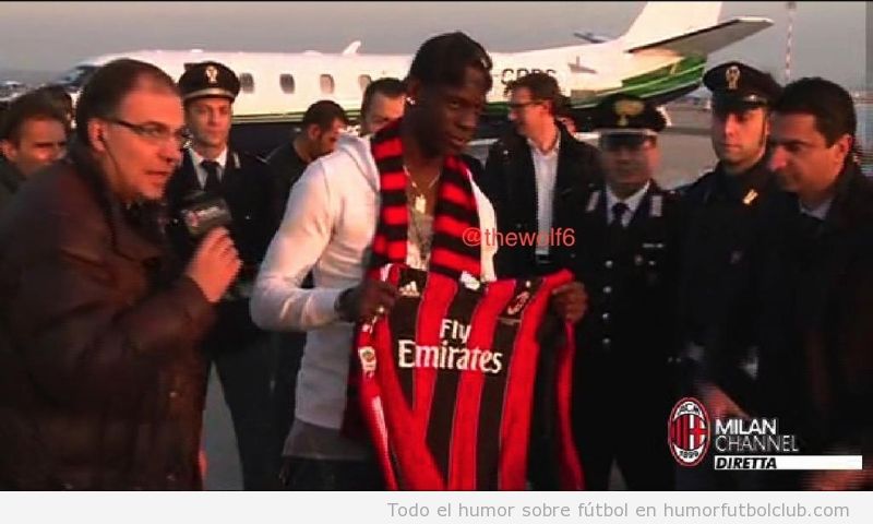 Balotelli lleva al AC Milan, un aficionado se afeita el 45 en la cabeza
