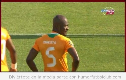 Didier Zakora lleva maestro escrito en su camiseta en el Costa Marfil vs Togo