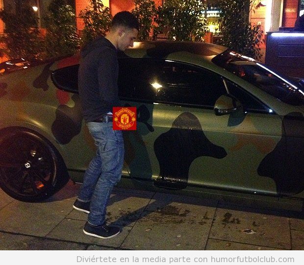 Imagen divertida de un aficionado del Manchester United orinando en el coche de Balotelli