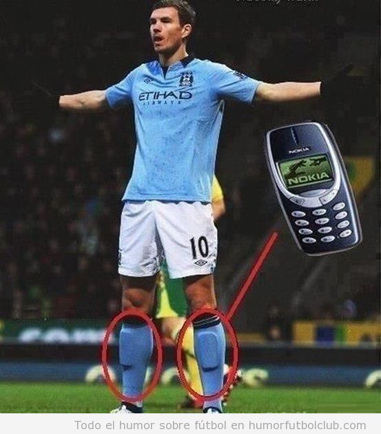 Foto graciosa futbolista con Nokia 3310 en las espinilleras
