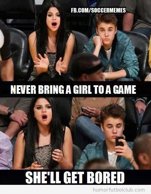 Meme divertido de Justin Bieber aburrido viendo un partido de basket y su novia se divierte