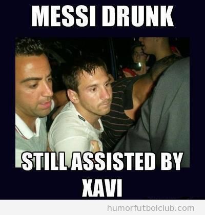 Foto graciosa de Messi borracho asistido por Xavi