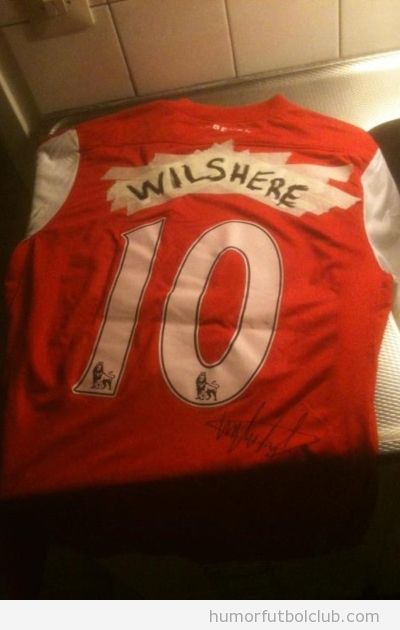Foto divertida de una camiseta del Arsenal con el número 10, Van Persie tachado