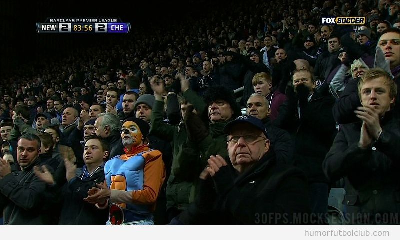 Fan del  Newcastle con disfraz de Thundercats ante el Chelsea