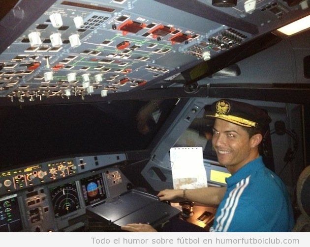 Foto de Cristiano Ronaldo en la cabina de pilotos de un avión