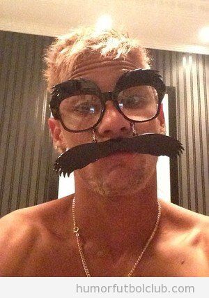 Foto graciosa de Neymar con gafas y bigote Carnaval