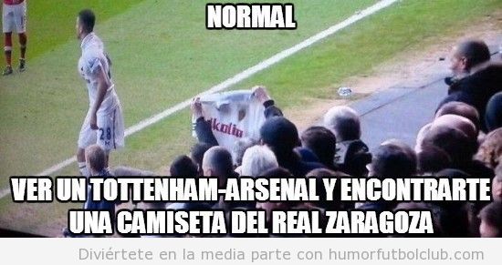 Aficionado con la camiseta del Zaragoza en el Arsenal Tottenham
