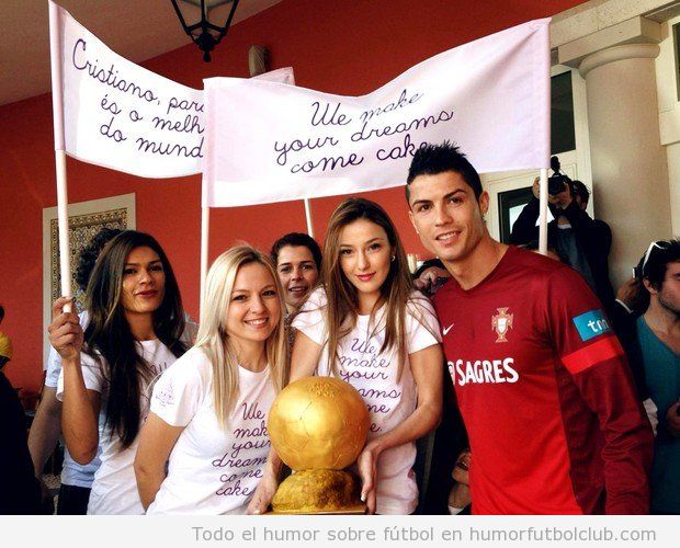 Cristiano Ronaldo con un balón de oro hecho de pastel