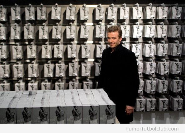 David Beckahm con cientos de cajas de sus calzoncillos