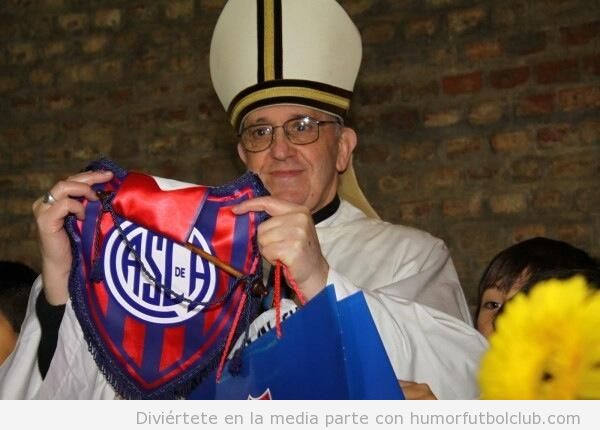 Foto del Papa Francisco con un banderin del San Lorenzo