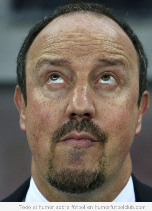 Foto graciosa de la cara de Rafa Benitez tras la derrota del Chelsea ante el Steaua