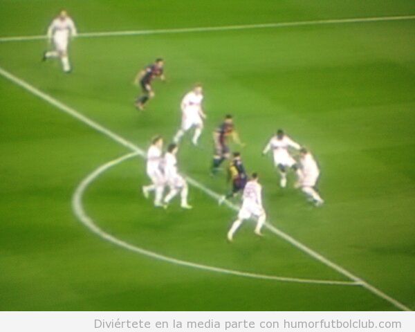 Messi es rodeado por cinco defensas del Ac Milan y mete gol