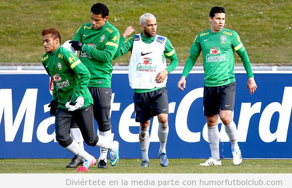 Imagen de un entreno de Brasil, Neymar pelirrojo y Alves rubio