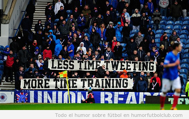 Pancarta divertida aficionados Rangers, menos twittear y más entrenar