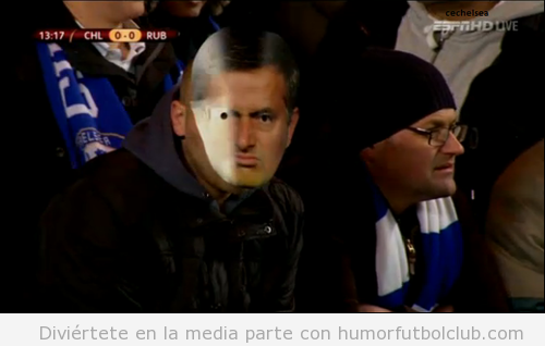 Fan del Chelsea con una máscara de Moruinho encuentro vs Kazan