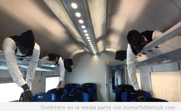 Foto graciosa de Balotelli, El Shaarawy y Niang en el portaequipajes de un tren