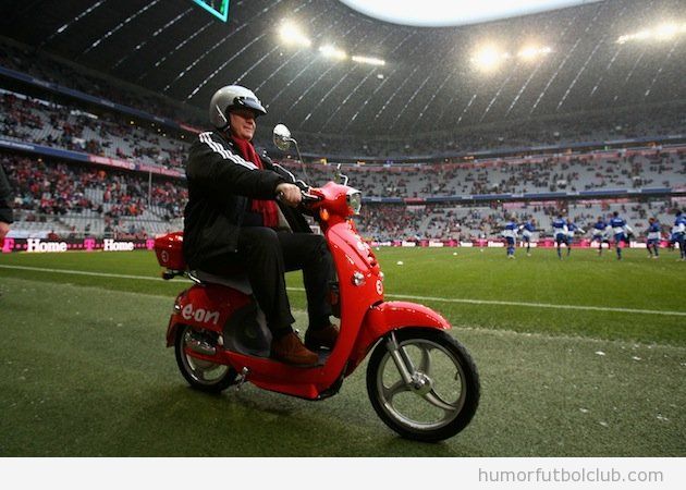 Uli Hoeness, presidente del Bayern d eMunich, en moto en el césped del estadio