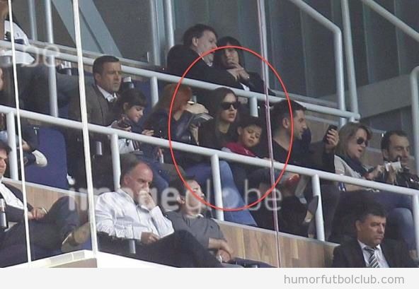 Irina Shayk, novia de Cristiano Ronaldo, cuida de su hijo en el Bernabeu