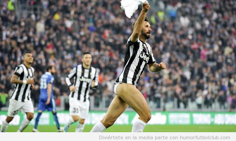 Mirko Vucinic celebra un gol de la Juventus sin pantalones