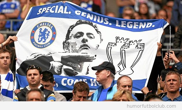 Pancarta de la afición del Chelsea, quieren que vuelva Mourinho