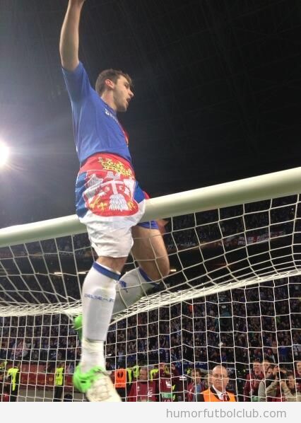 Celebración de Ivanovic subido al larguero depsués de la victoria del Chelsea en la Europa League