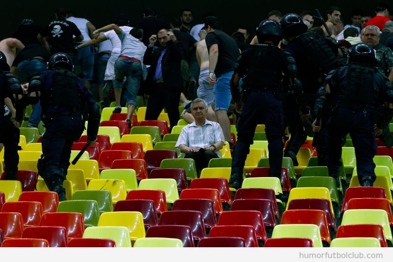 Aficionado quieto en las gradas rodeado por la policía en el Dinamo Bucharest vs Steaua de Bucharest