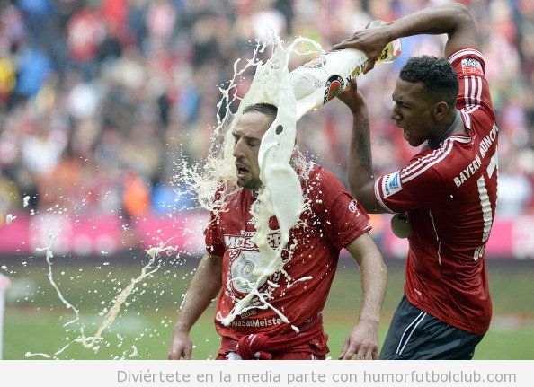 Foto graciosa de la celebración de liga del Bayern de Munich con cerveza 