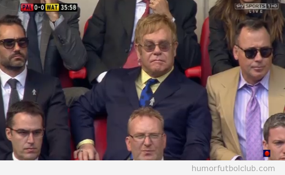 Sir Elton John viendo el partido de playoff en Watford
