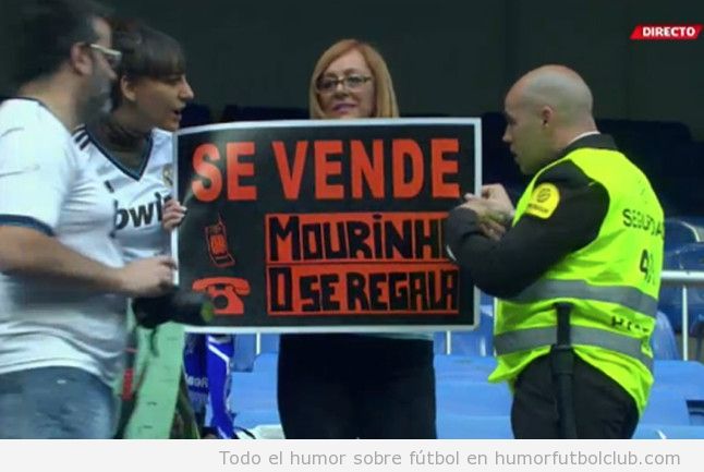 Foto graciosa de una aficionada del Real Madrid con un cartel de Se Vende Mourinho