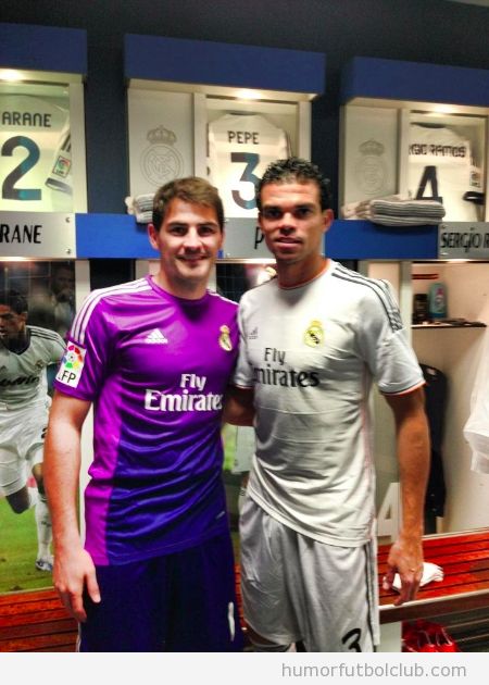 Casillas y Pepe posan con la camiseta del Real Madrid temporada 2013-2014