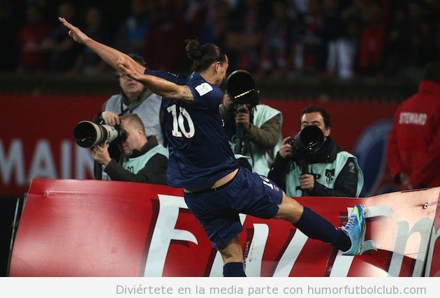 Foto WTF de Zlatan Ibrahimovic dando una patada a una valla publicitaria
