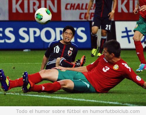 Shinji Kagawa, futbolista de la selección de Japón, pone una cara al estilo de Phil Jones