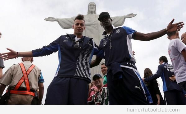 El shaarawy y Balotelli se fotografían en el Cristo Rendentor de Rio de Janeiro